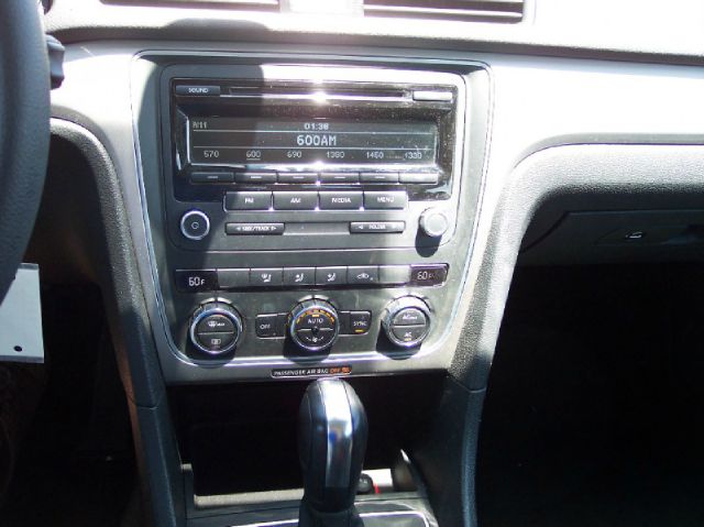 2012 Volkswagen Passat 4.2L Quattro LWB AUTO