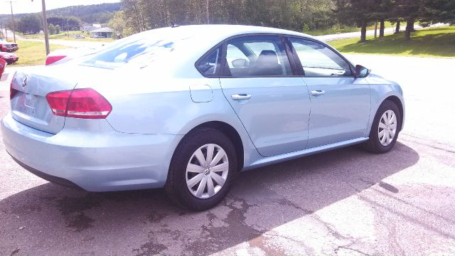 2012 Volkswagen Passat 4.2L Quattro LWB AUTO