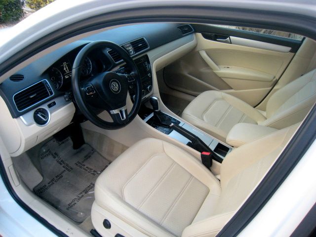 2012 Volkswagen Passat XLT Xcab5.4