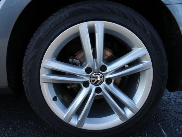 2013 Volkswagen Passat 2011 Nissan Juke SV