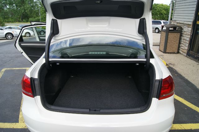 2013 Volkswagen Passat 4.2L Quattro LWB AUTO