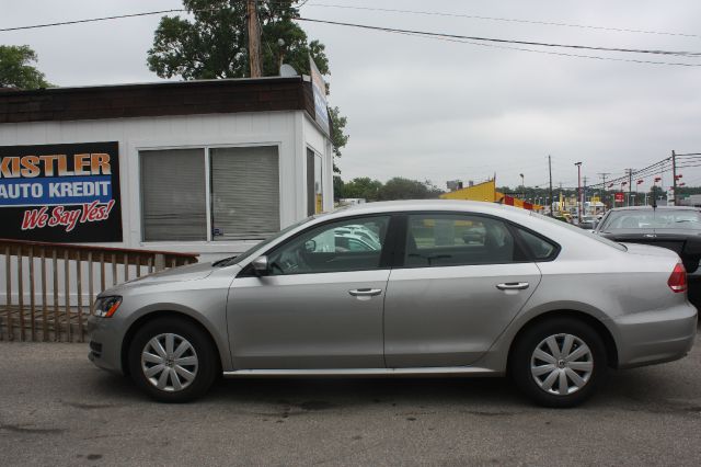 2013 Volkswagen Passat 4.2L Quattro LWB AUTO