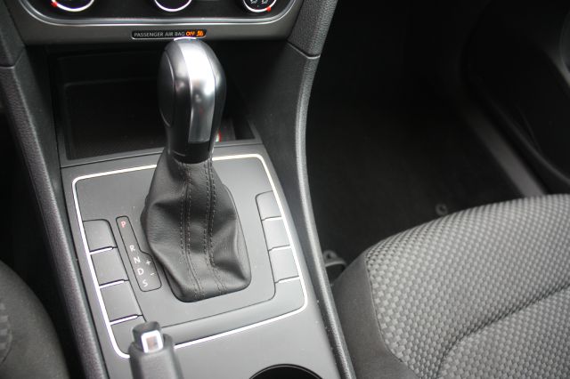 2013 Volkswagen Passat 4.2L Quattro LWB AUTO