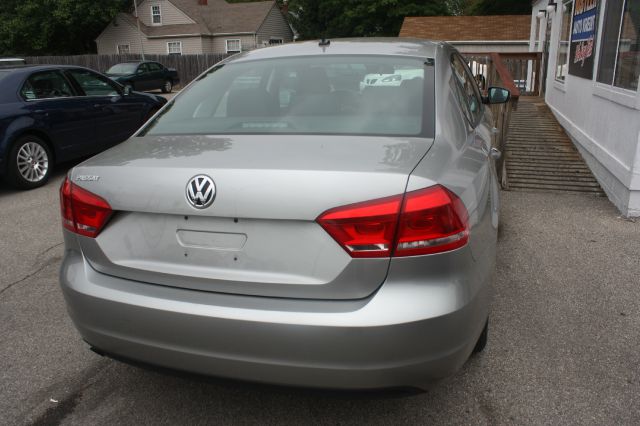 2013 Volkswagen Passat 4.2L Quattro LWB AUTO