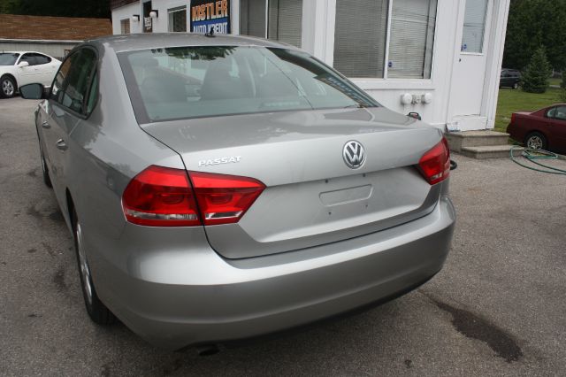 2013 Volkswagen Passat 4.2L Quattro LWB AUTO