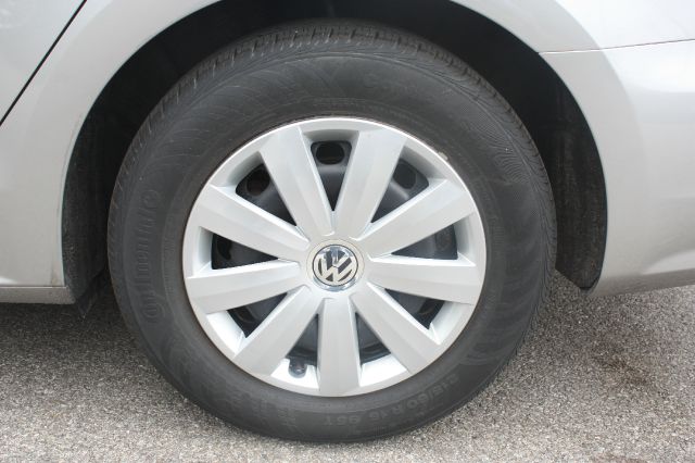 2013 Volkswagen Passat 4.2L Quattro LWB AUTO