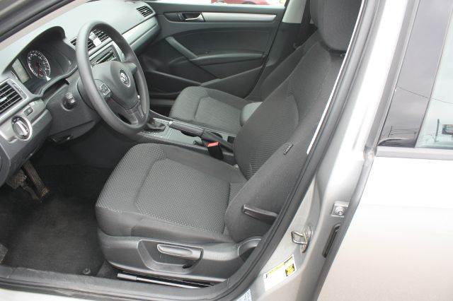 2013 Volkswagen Passat 4.2L Quattro LWB AUTO