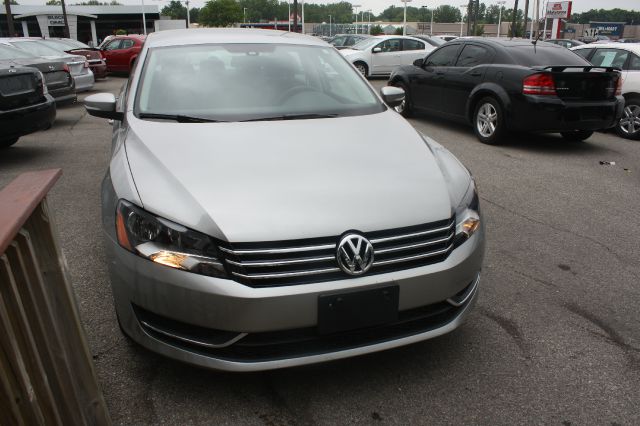 2013 Volkswagen Passat 4.2L Quattro LWB AUTO