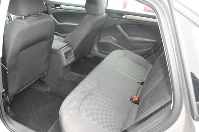 2013 Volkswagen Passat 4.2L Quattro LWB AUTO