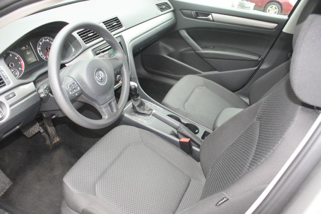 2013 Volkswagen Passat 4.2L Quattro LWB AUTO