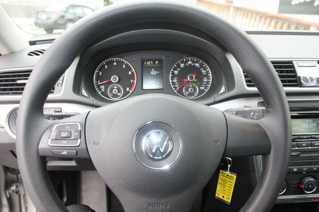 2013 Volkswagen Passat 4.2L Quattro LWB AUTO