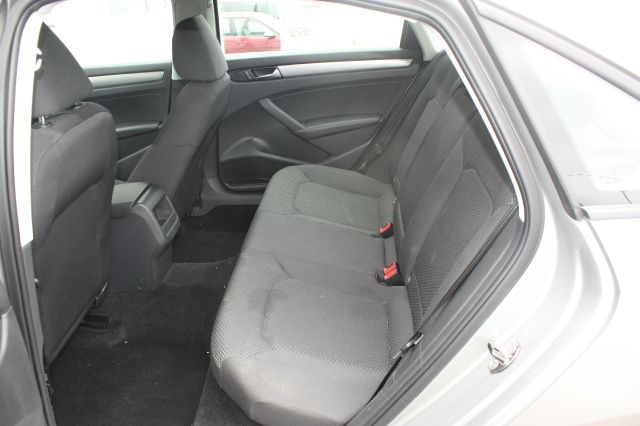 2013 Volkswagen Passat 4.2L Quattro LWB AUTO