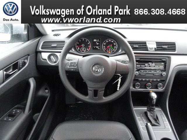 2013 Volkswagen Passat 2WD 4dr XLT