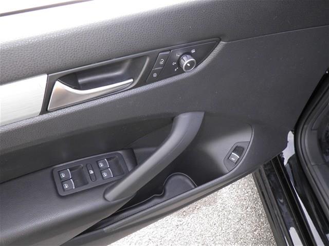 2013 Volkswagen Passat 2011 Nissan Juke SV