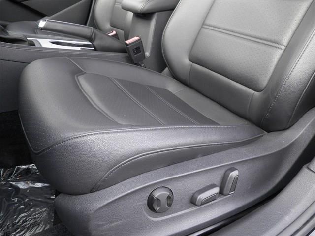 2013 Volkswagen Passat 2011 Nissan Juke SV