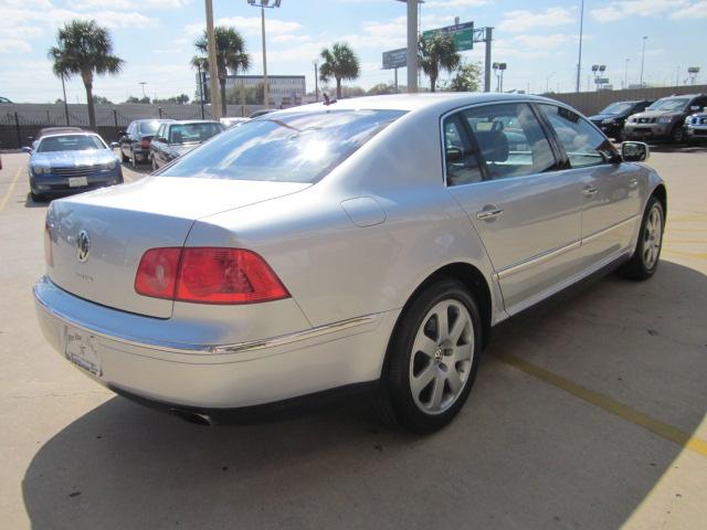 2004 Volkswagen Phaeton Lariat Dually 4WD