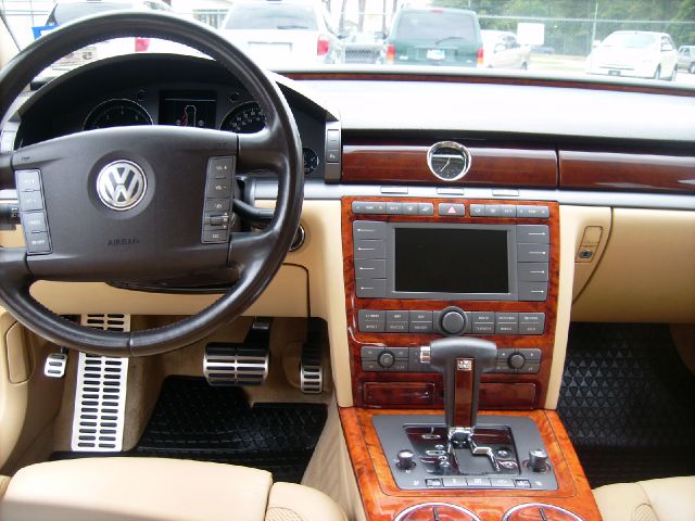 2004 Volkswagen Phaeton Silverado Sport Side