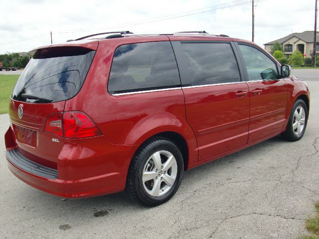 2009 Volkswagen Routan 4dr Sdn 3.0L Sport RWD