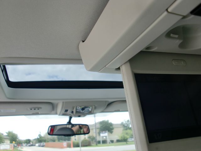 2009 Volkswagen Routan 4dr Sdn 3.0L Sport RWD