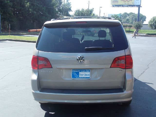 2009 Volkswagen Routan SE
