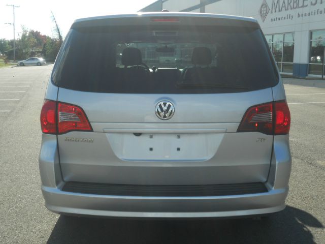 2010 Volkswagen Routan LTZ 22K NICE