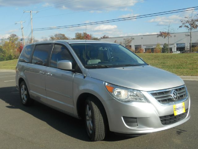 2010 Volkswagen Routan LTZ 22K NICE