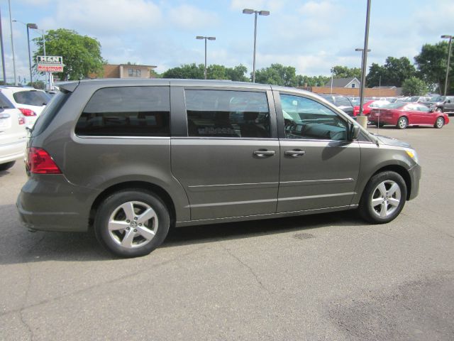 2010 Volkswagen Routan SE