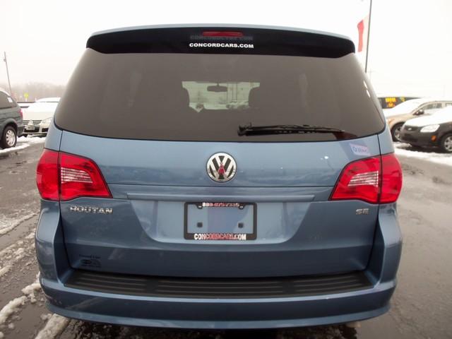 2011 Volkswagen Routan SE