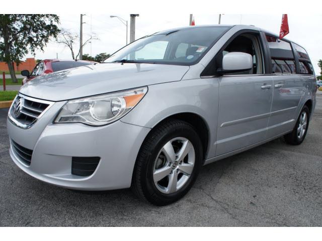 2011 Volkswagen Routan SE