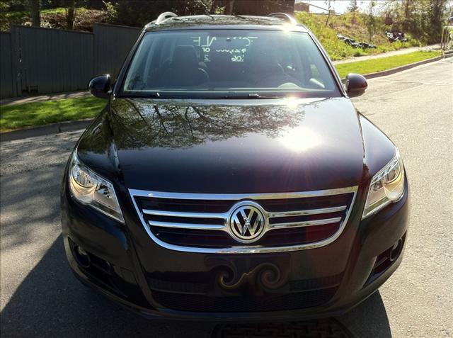 2010 Volkswagen Tiguan 4dr 4WD Luxury AWD SUV