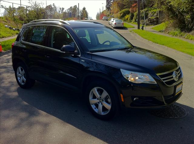 2010 Volkswagen Tiguan 4dr 4WD Luxury AWD SUV