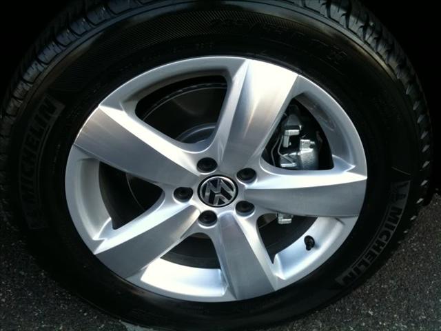 2010 Volkswagen Tiguan 4dr 4WD Luxury AWD SUV