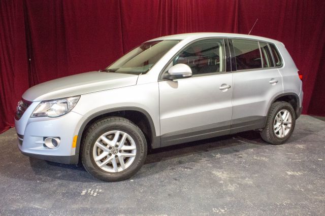 2011 Volkswagen Tiguan LE AWD SUV