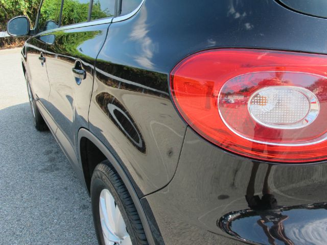 2011 Volkswagen Tiguan SLT Crew Cab Short Bed 4WD