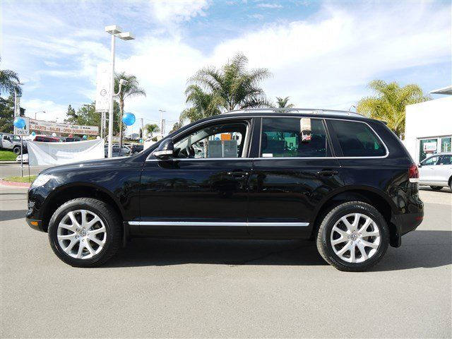 2010 Volkswagen Touareg Denali-quads-third-awd-nav-tv/dvd-moonroof-1 Owner