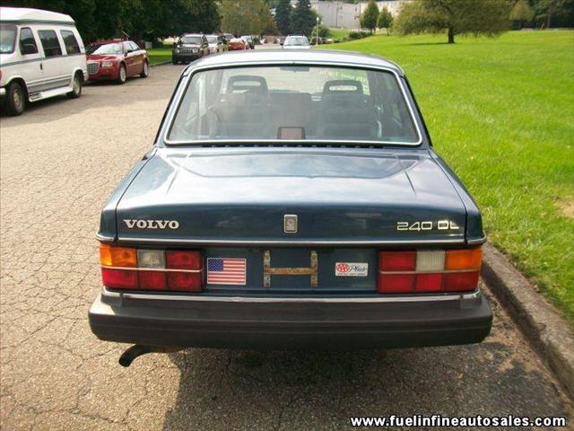 1989 Volvo 240 4dr Sdn 2.5 S Auto LEV