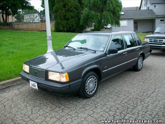 1990 Volvo 740 Series S Sedan
