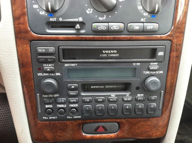 2001 Volvo C70 4dr 114 WB XLT 4WD