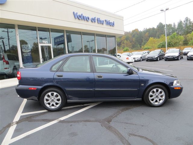 2001 Volvo S40 Base