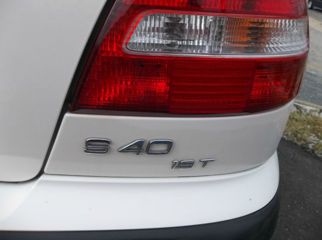 2001 Volvo S40 XLT 4X4 W/third Row Seating