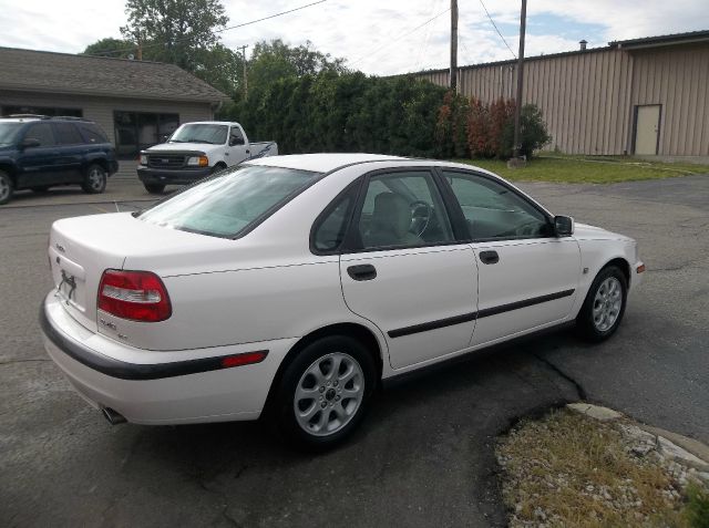 2001 Volvo S40 XLT 4X4 W/third Row Seating