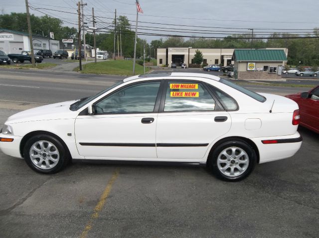2001 Volvo S40 XLT 4X4 W/third Row Seating