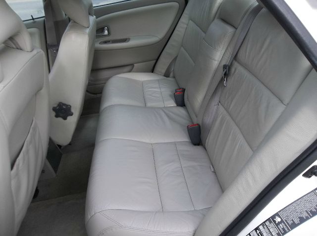 2001 Volvo S40 XLT 4X4 W/third Row Seating