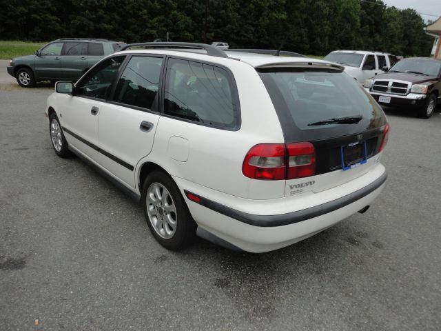 2000 Volvo V40 Base