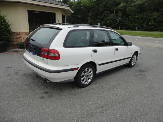 2000 Volvo V40 Base