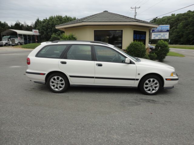 2000 Volvo V40 Base