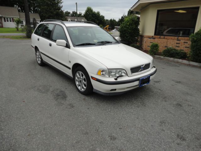 2000 Volvo V40 Base