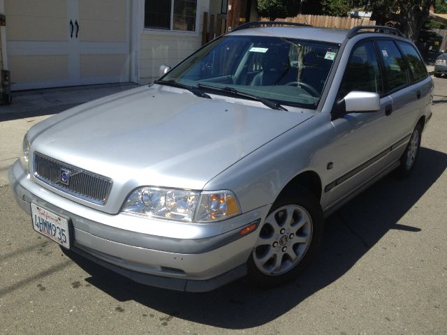 2000 Volvo V40 Base