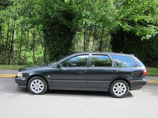 2000 Volvo V40 Base