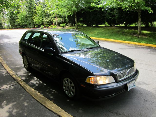 2000 Volvo V40 Base